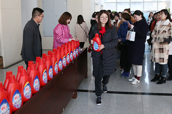 集团举行庆祝三八妇女节座谈会